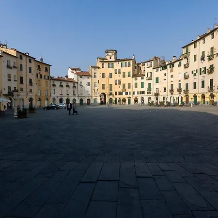 Bright 300 Mt From City Lucca